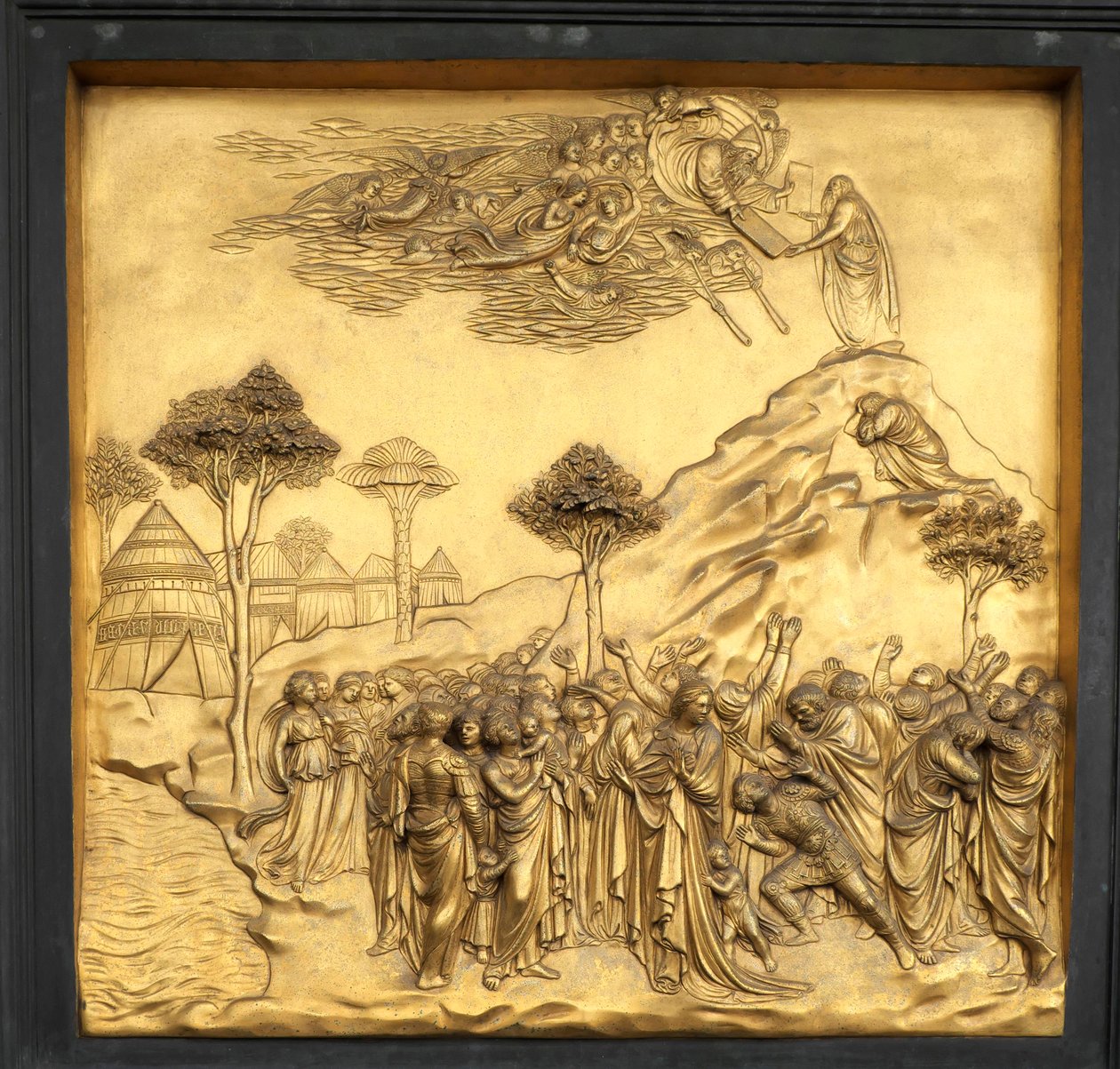 Mojžíš přijímá desky Zákona, reliéf, Rajská brána baptisteria v..., 2015 (foto) od Lorenzo Ghiberti