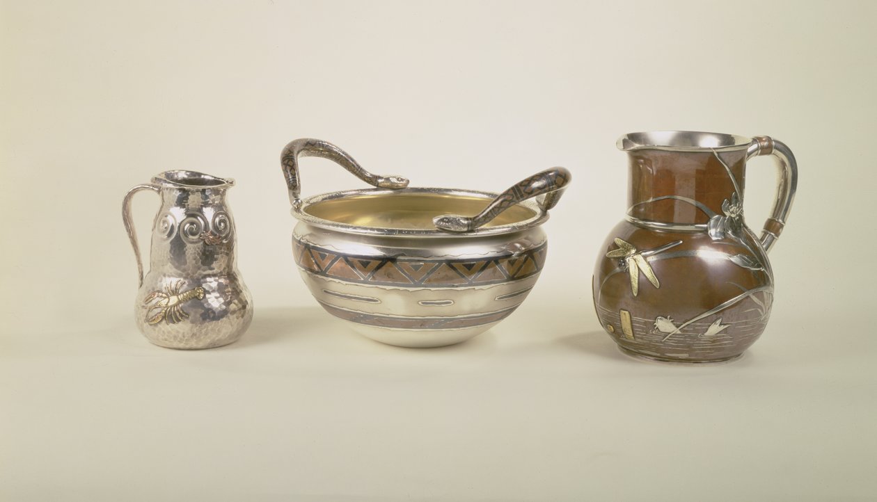 Vlevo: vodní džbán s bazénovou scénou; Střed: osmilitrová křestní mísa; Vpravo: džbán ve tvaru dvojité tykve, Tiffany and Co od Louis Comfort Tiffany