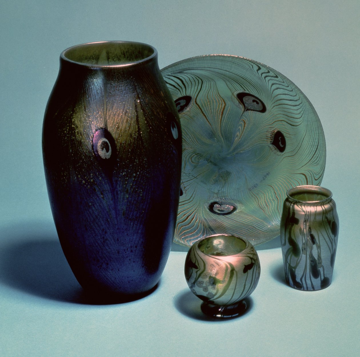Tiffany favrile talíř a vázy, New York, kolem roku 1890 (sklo) od Louis Comfort Tiffany