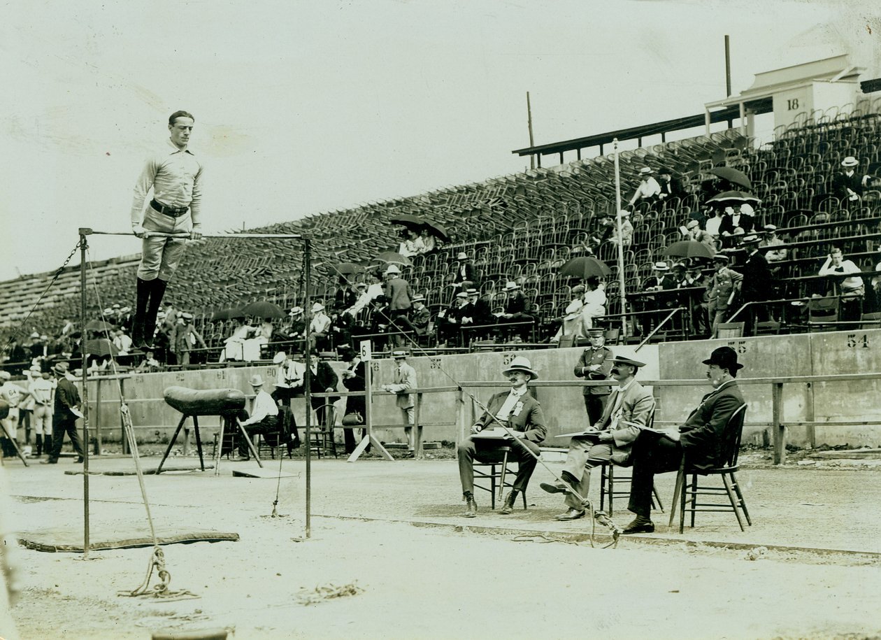 Horizontální fotografie sportovce na vysoké latě se třemi porotci přihlížejícími od Louis Melsheimer