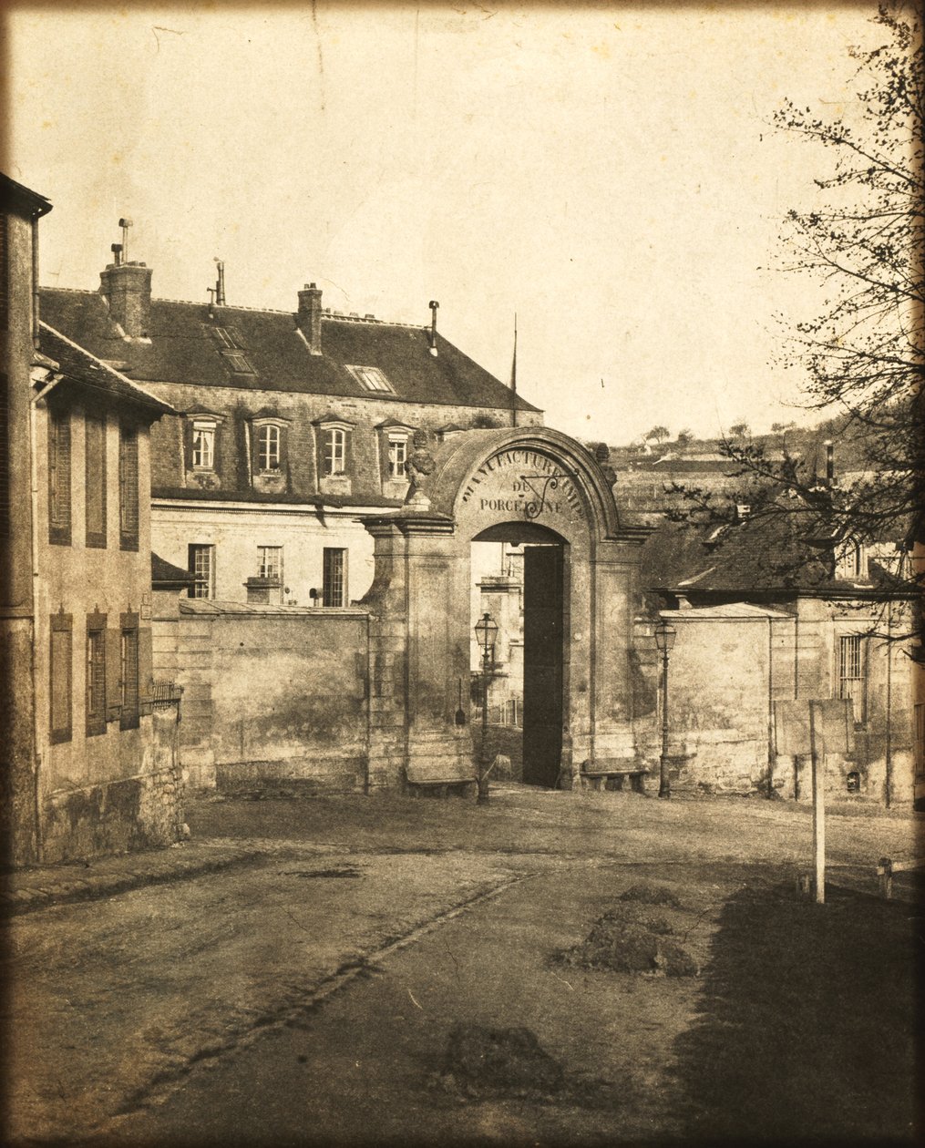 Brána do továrny Sèvres od Louis-Rémy Robert