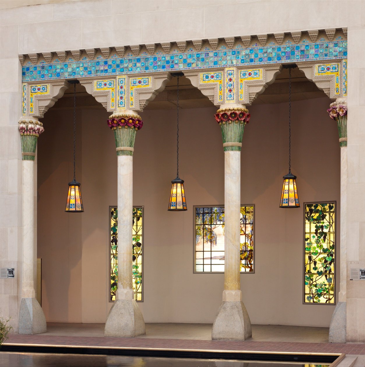 Architektonické prvky z Laurelton Hall, Oyster Bay, New York, kolem roku 1905 (vápenec, keramika a sklo Fravrile) od Louis Comfort Tiffany