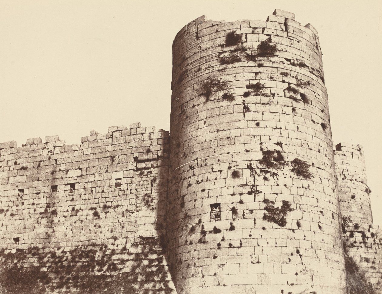 Kalaat-El-Hosn, Druhá výstava, Exteriér, Nárožní věž, jihozápad, 1859 (foto) od Louis de Clercq