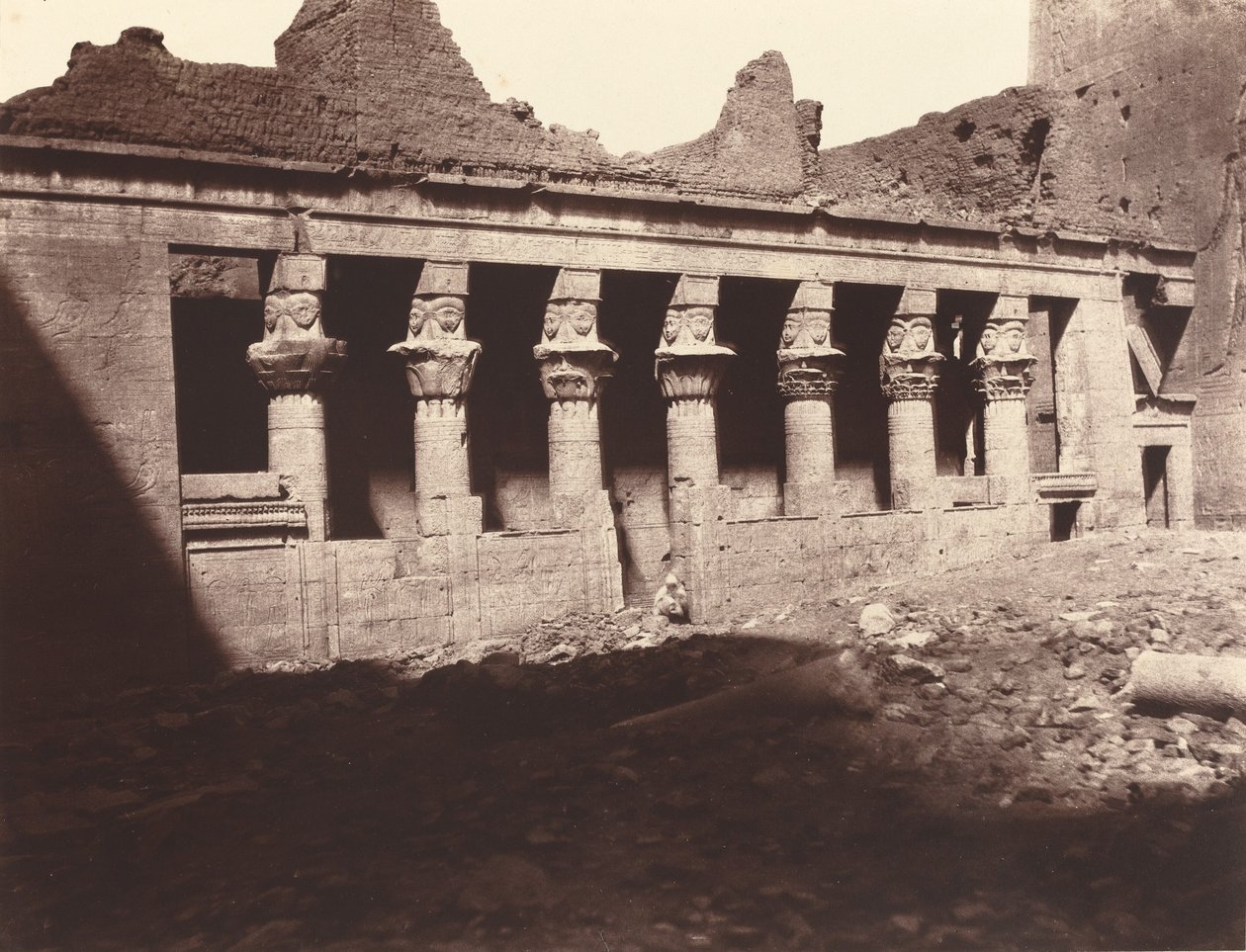 Philae, vnitřní dvůr, západní kolonáda, 1859/1860 (foto) od Louis de Clercq