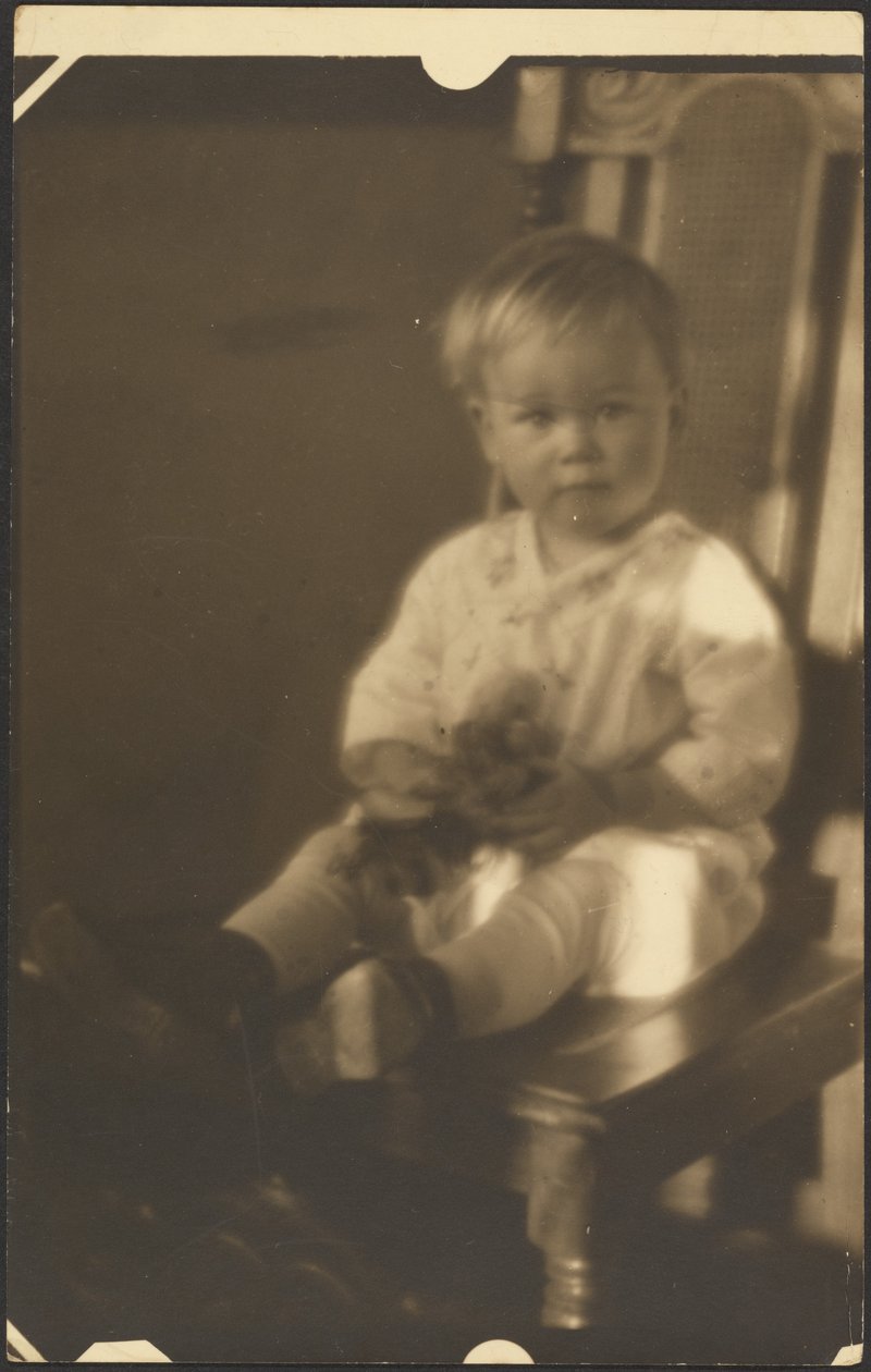 [Dítě na velké židli] od Louis Fleckenstein