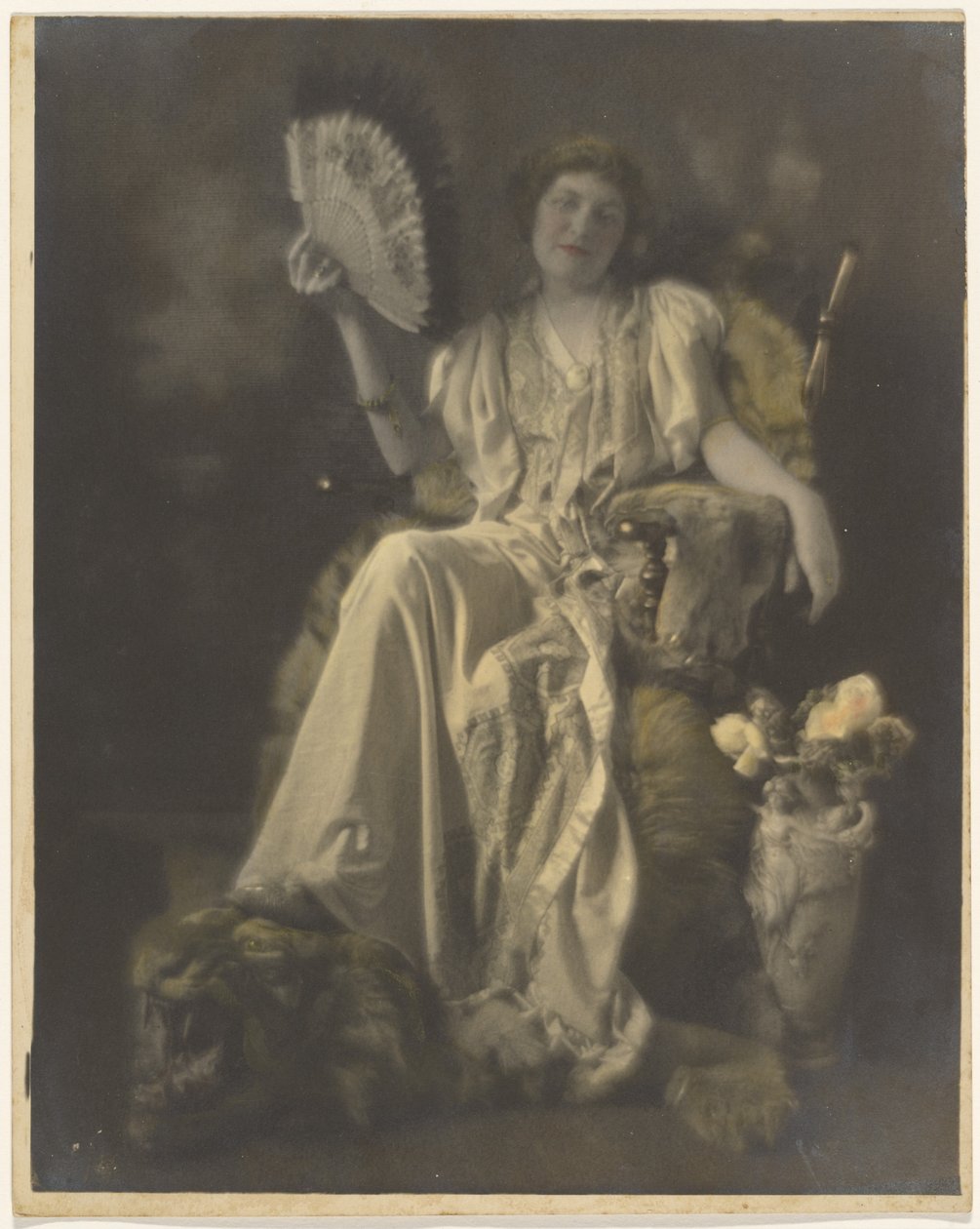[Florence sedí na židli s tygřím kobercem] od Louis Fleckenstein