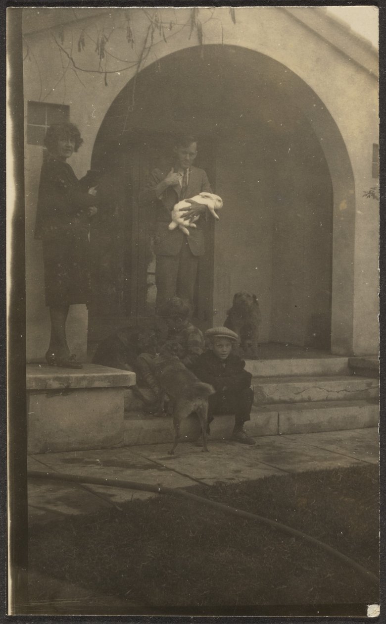 [Rodina Florence s králíkem] od Louis Fleckenstein