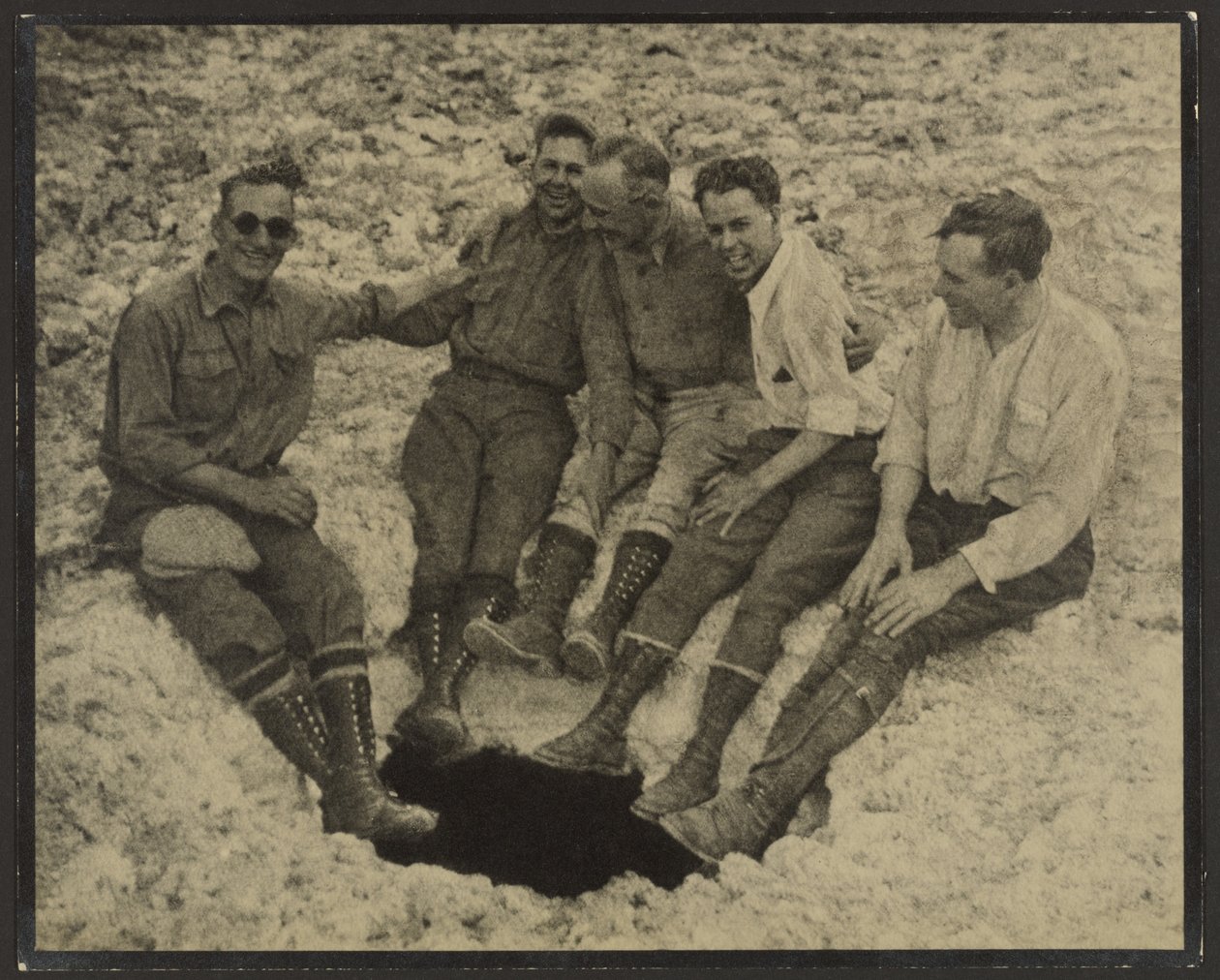 [Skupinová fotografie osob sedících u vchodu do svislé jeskyně na vrcholu San Jacinto] od Louis Fleckenstein