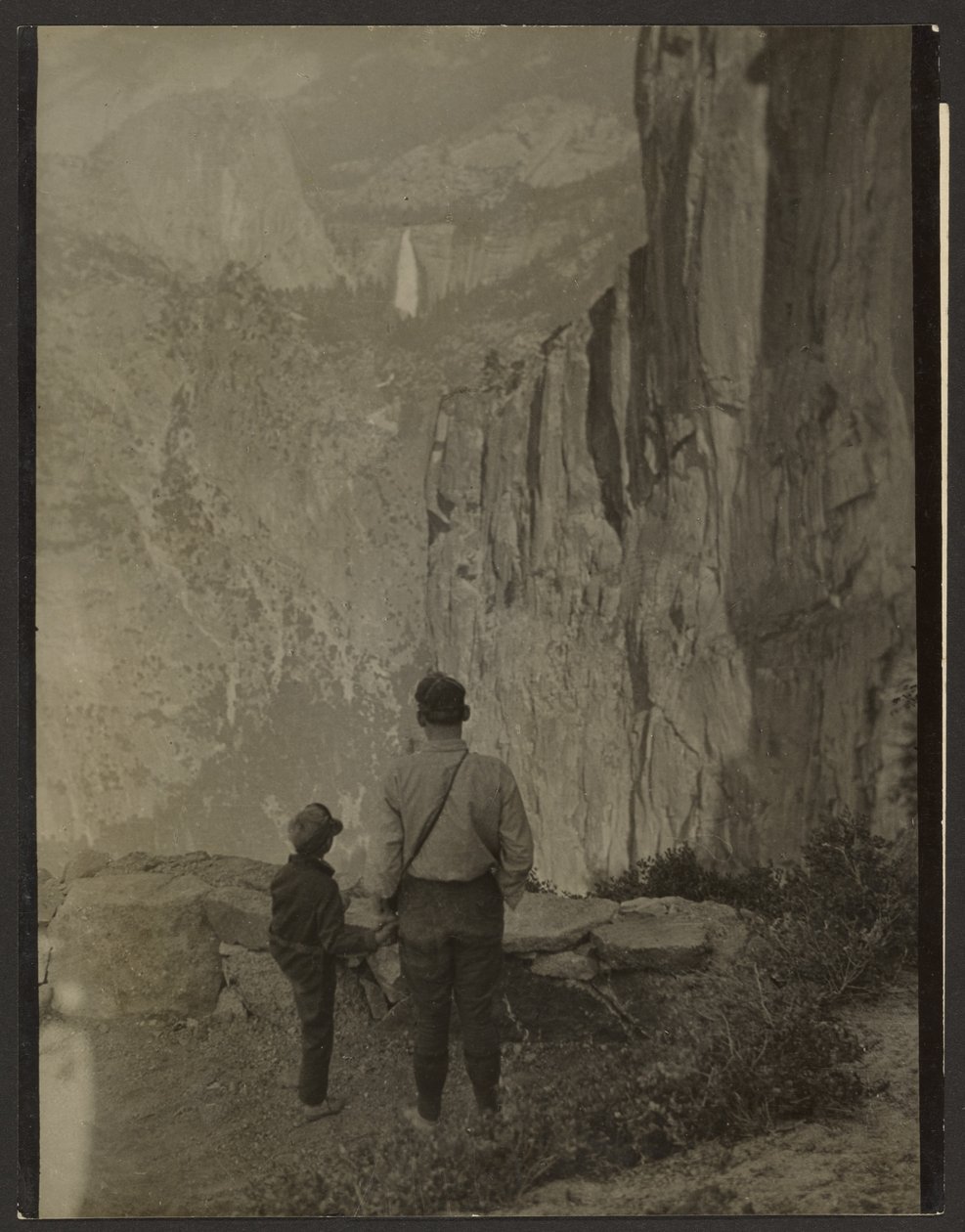 Liberty Cap a vodopády Nevada Falls, pohled z turistické stezky Ledge Trail, Národní park Yosemite od Louis Fleckenstein