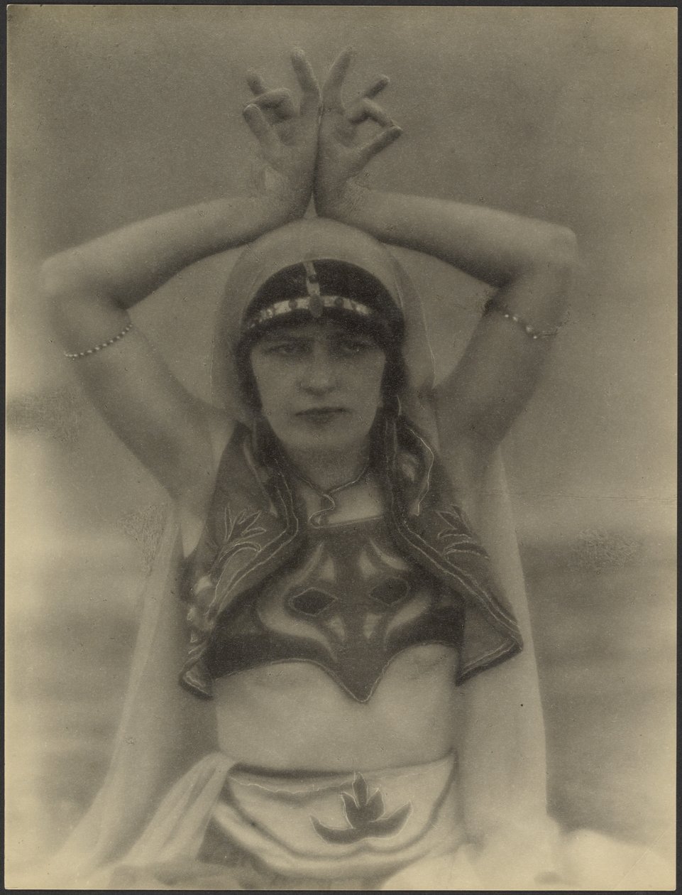 Nautch Girl od Louis Fleckenstein