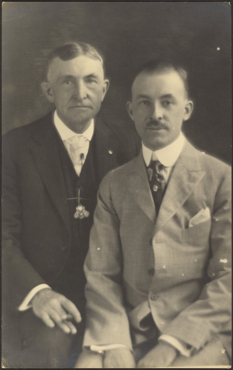 [Portrét dvou mužů s oděvními doplňky] od Louis Fleckenstein