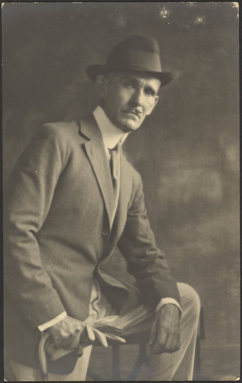 [Portrét muže s holí a rukavicemi] od Louis Fleckenstein