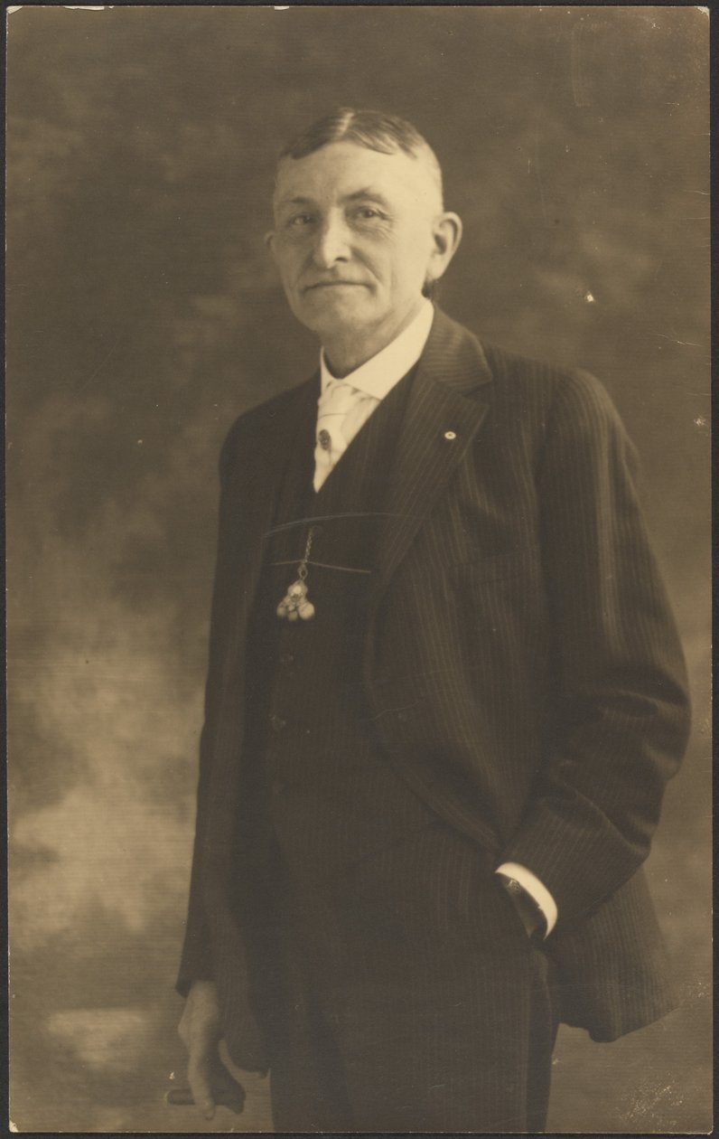[Portrét muže s ozdobnou rukojetí hodinek] od Louis Fleckenstein
