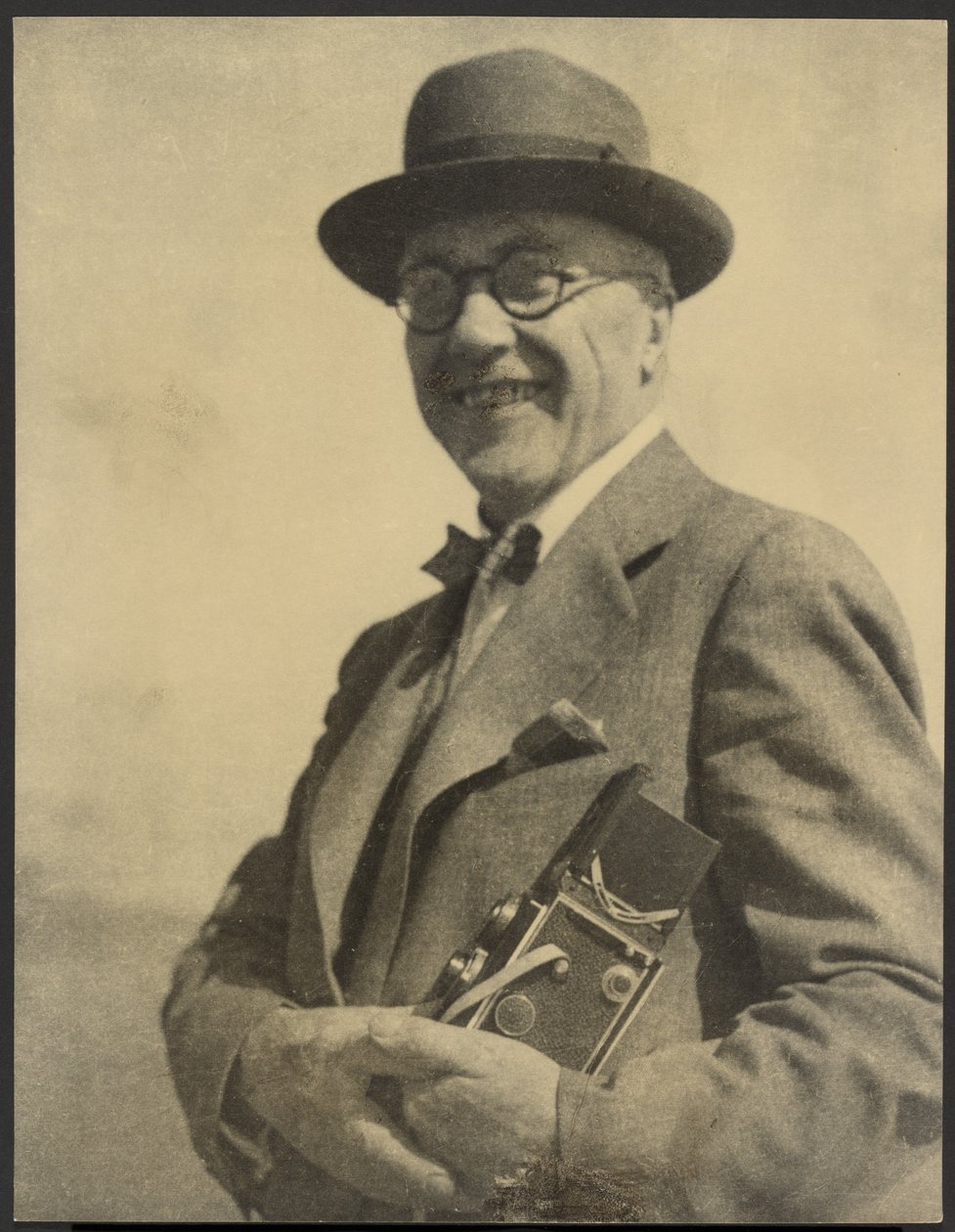 [Portrét muže s fotoaparátem] od Louis Fleckenstein