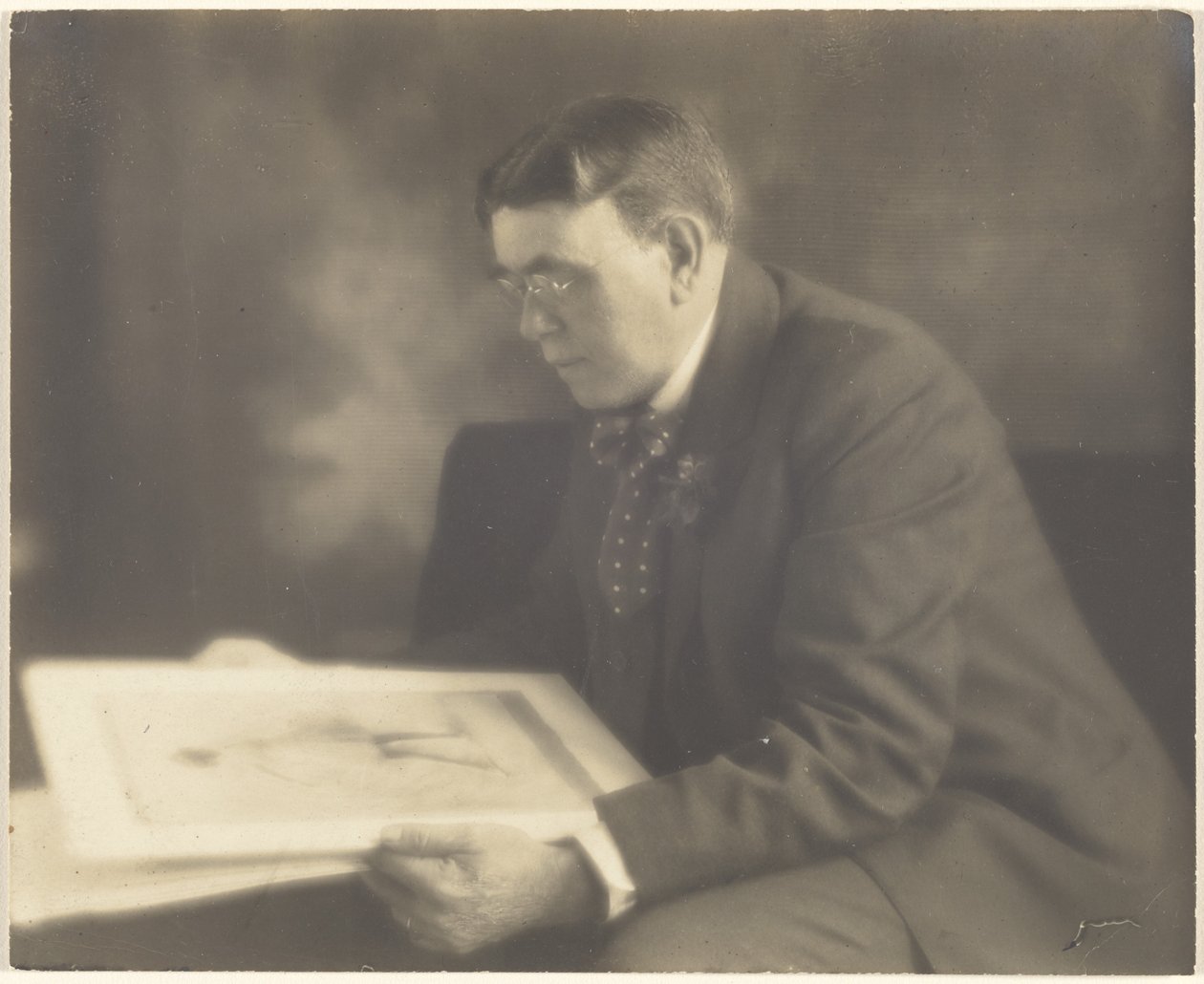 [Autoportrét v ateliéru při rozjímání nad fotografií mladé dívky] od Louis Fleckenstein
