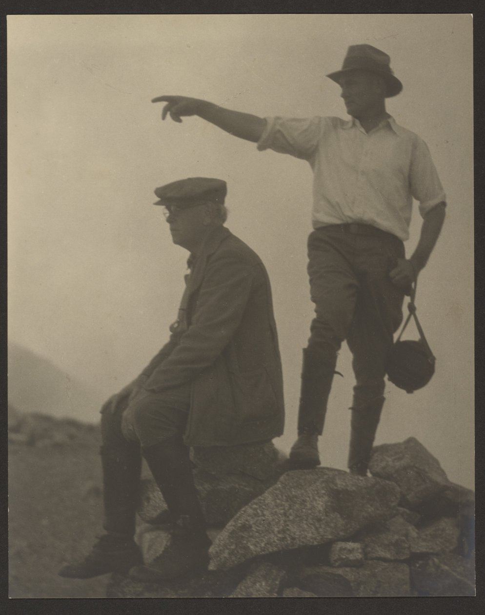 [Dva muži hledící doleva, Old Baldy Peak] od Louis Fleckenstein