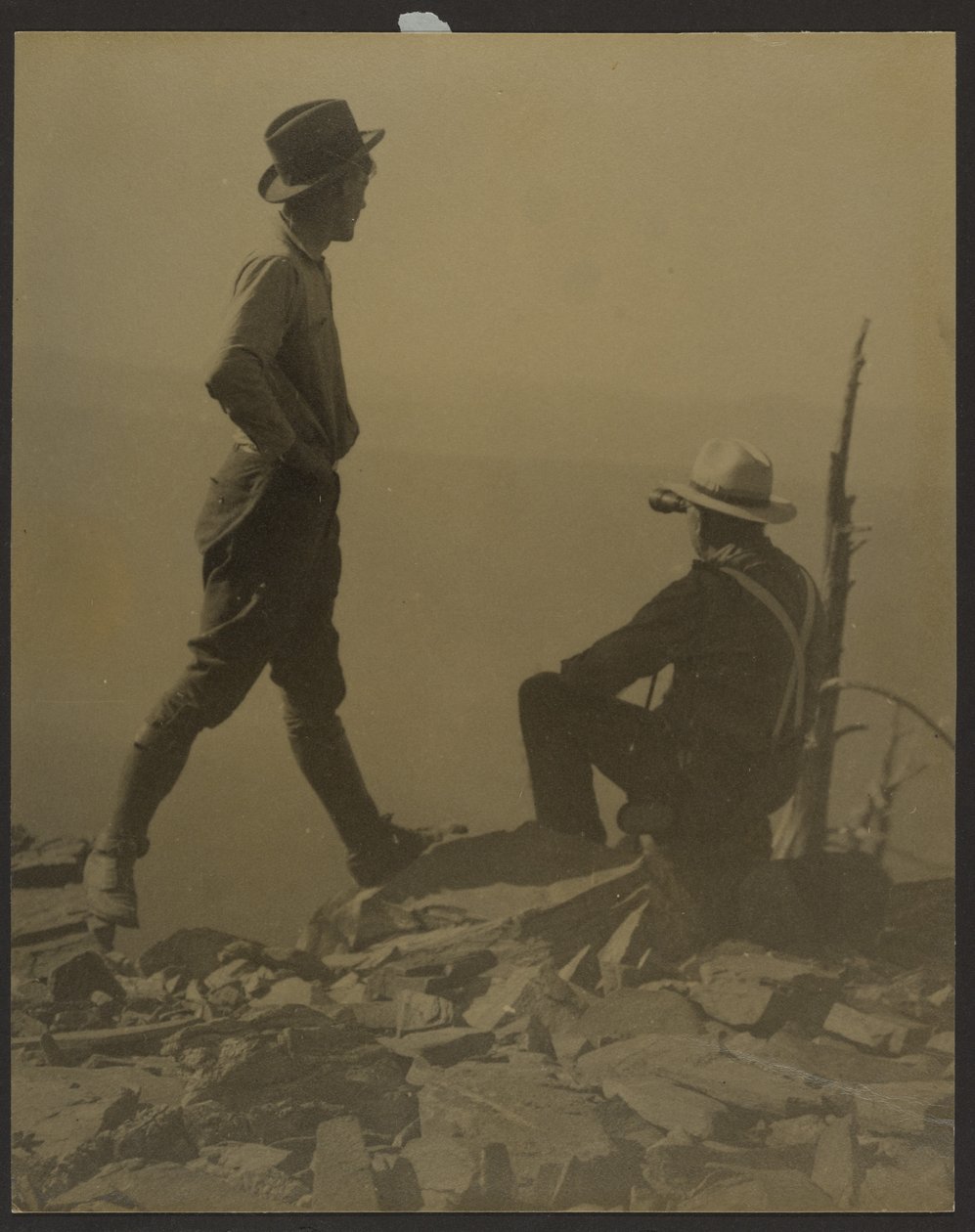 [Dva muži hledící do dálky (pravděpodobně na vrchol Old Baldy)] od Louis Fleckenstein