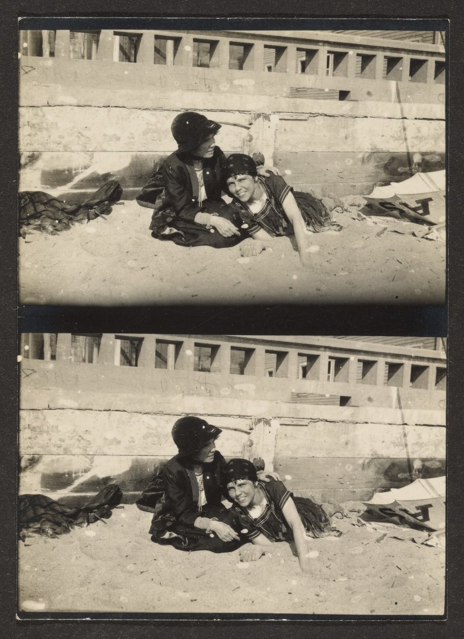 [Dvě ženy na pláži, přefotografované] od Louis Fleckenstein