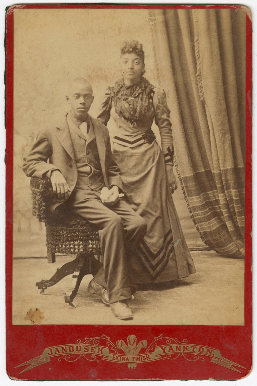 Fotografie afroamerického muže a ženy ve formálním oblečení, konec 19. století. od Louis Janousek