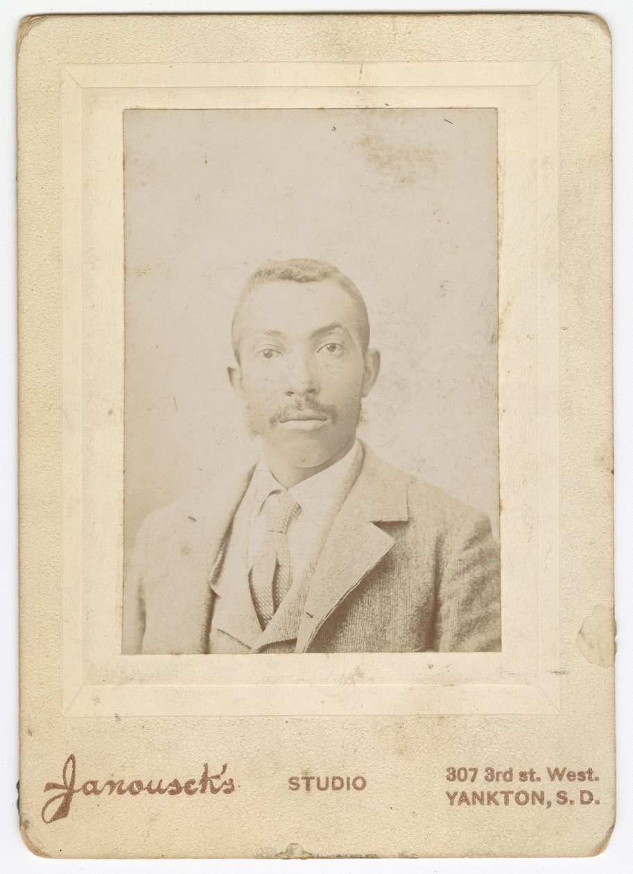 Fotografie muže ve světlém saku, vestě a kravatě, konec 19. století. od Louis Janousek