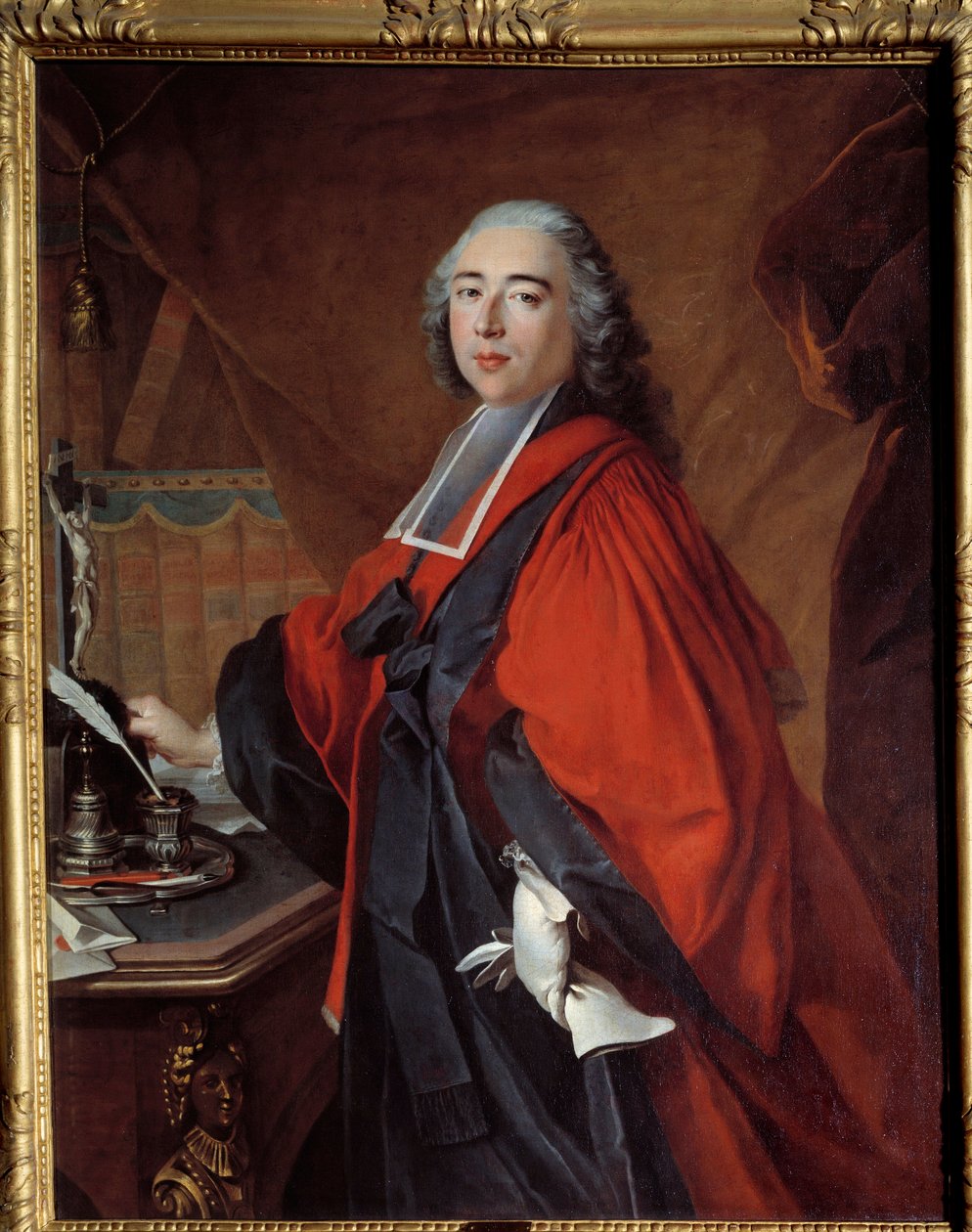 Portrét soudce. Na stole má krucifix a psací potřeby. Obraz Louis Tocque (1696-1772) od Louis Tocqué