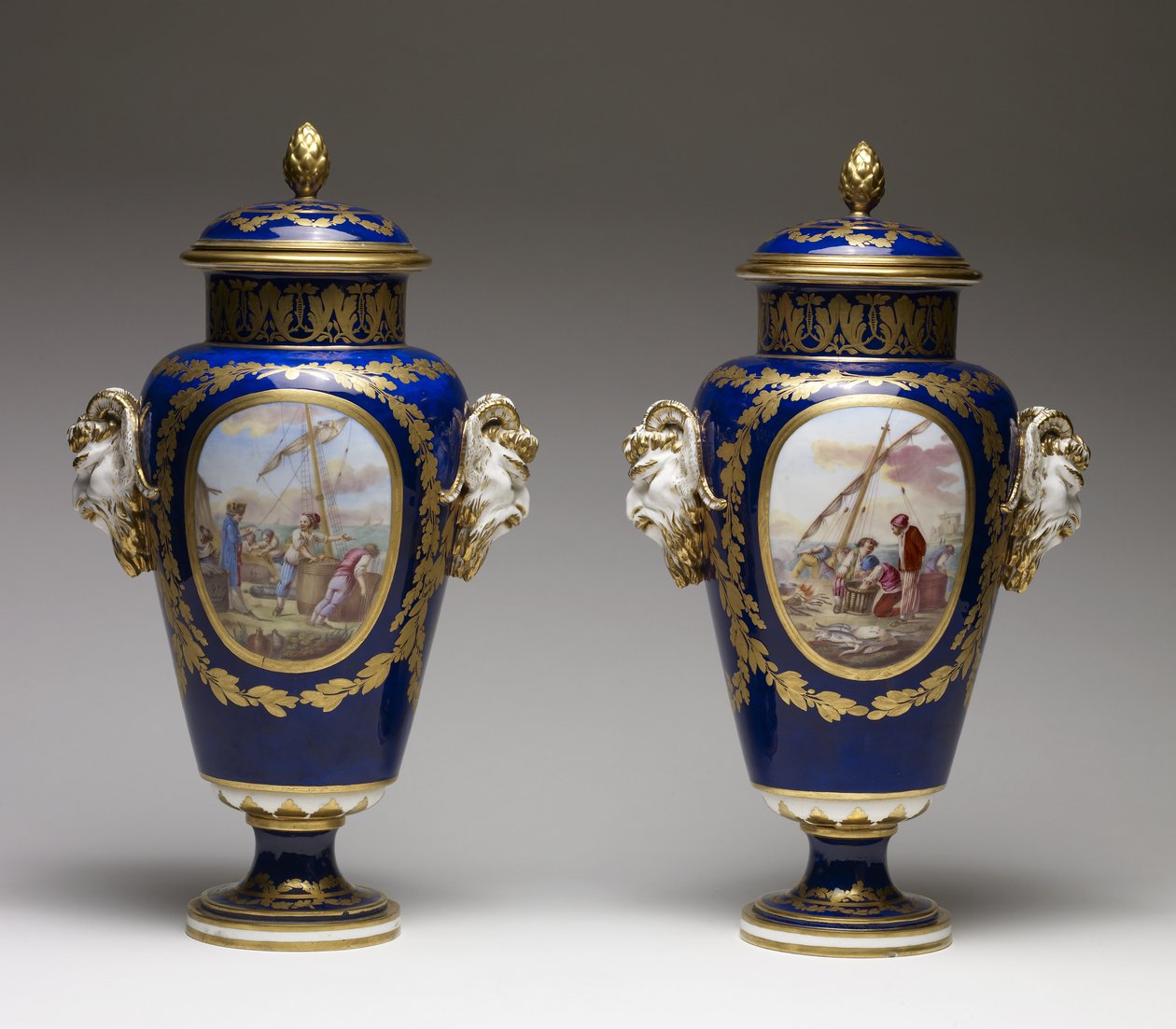 Pár váz (jemně pastovaný porcelán s barvou a zlacením) od Louis Simon Boizot