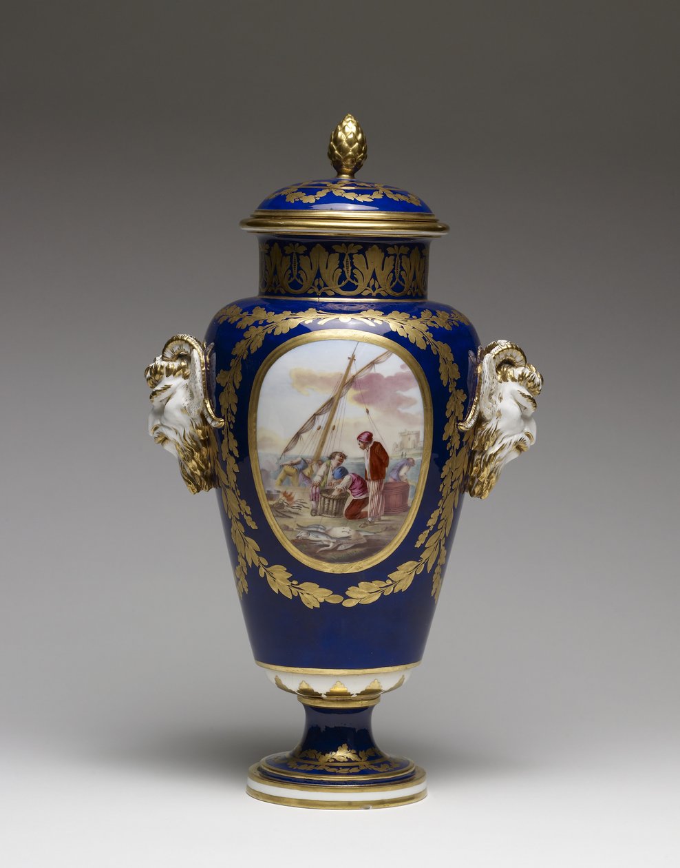 Váza (jemně pastovaný porcelán s barvou a zlacením) od Louis Simon Boizot