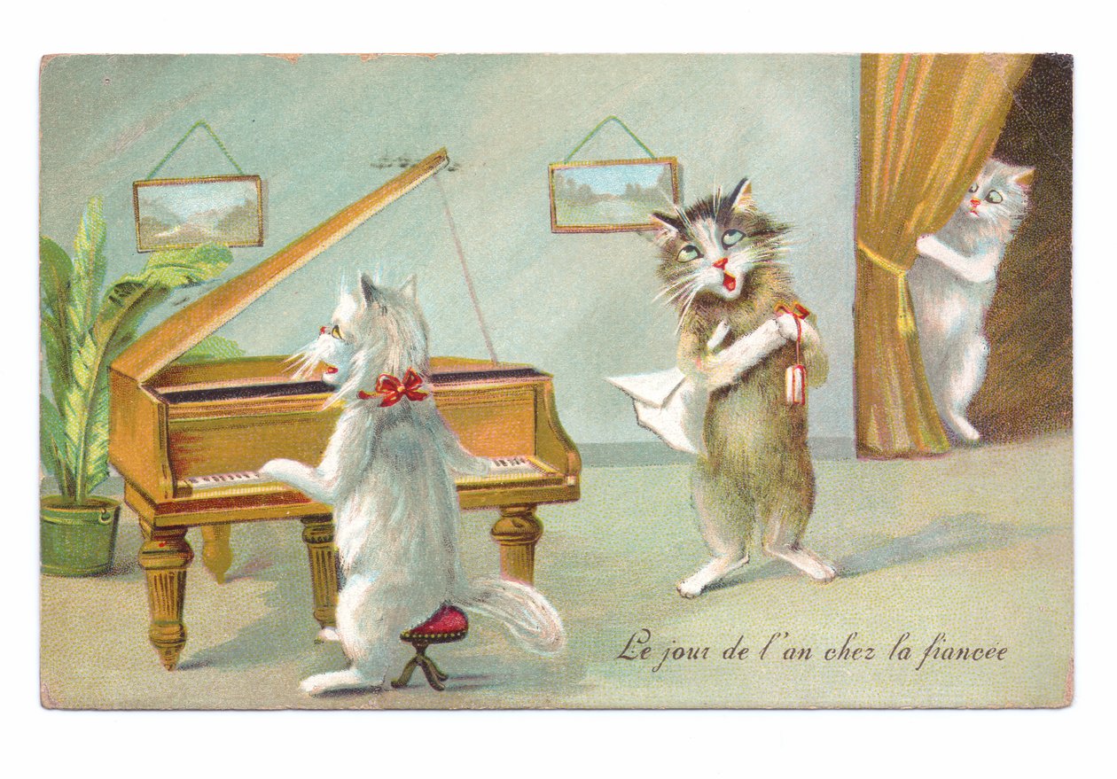 Edwardovská pohlednice kočky hrající na klavír a druhá zpívající, zatímco třetí pokukuje kolem roku 1910 od Louis Wain