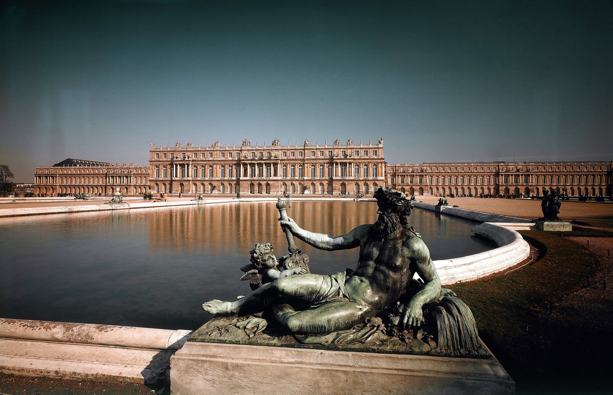 Pohled na průčelí a fontány parku zámku ve Versailles. Vytvořili architekti Louis Le Vau (1612-1670) a Jules Hardouin Mansart (1646-1708) 1668-1684 Zámky Versailles a Trianon, Versailles od Louis and Mansart Jules H.  Le Vau