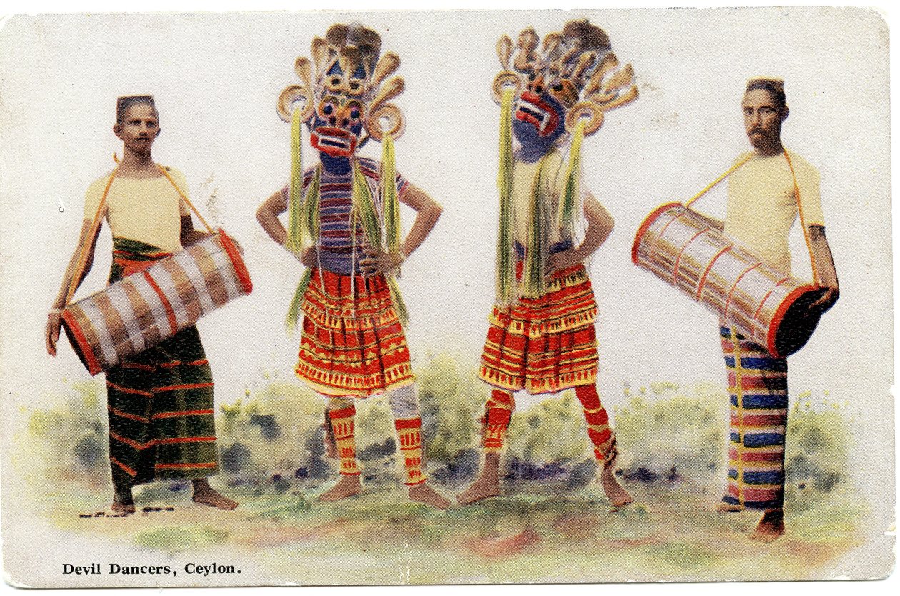 Devil Dancers, Ceylon, cca 1900-20 (ručně kolorovaná fotografie) od Ltd. Ceylon Plâté
