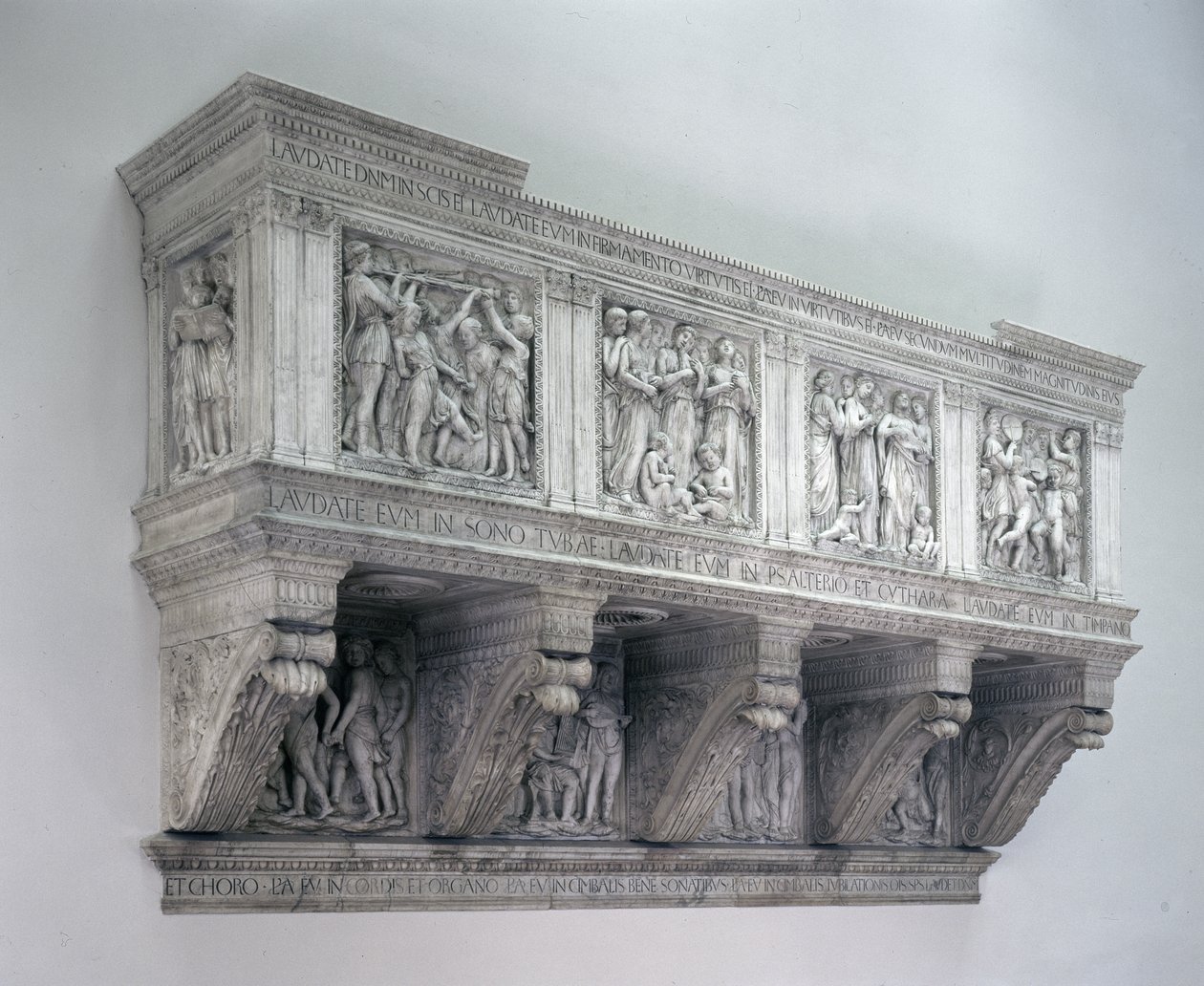 Rekonstruovaná Cantoria, kolem 1432-38 (mramor) od Luca Della Robbia