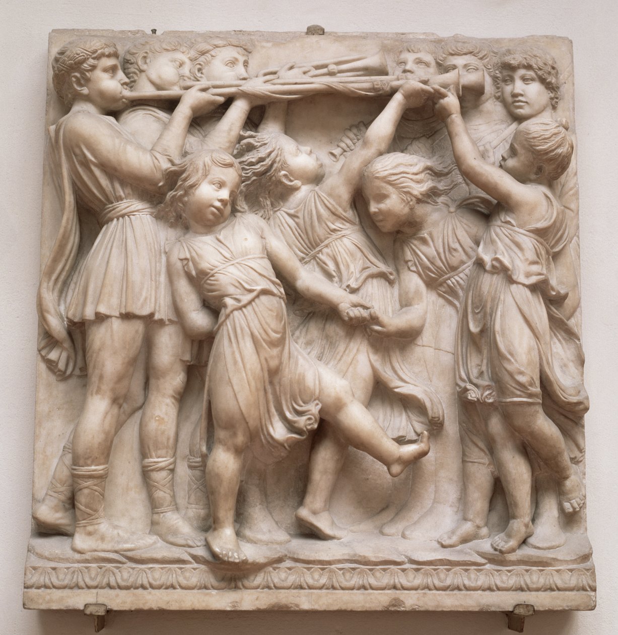 Troubící andělé, reliéf z Cantoria, kolem 1432-38 (mramor) od Luca Della Robbia
