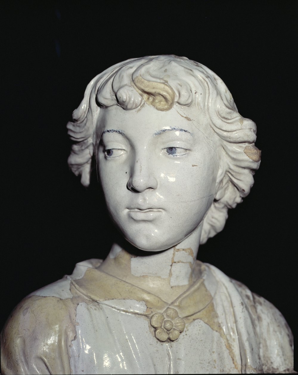 Anděl drží svíčku, detail hlavy glazované keramiky detail viz 97637 pár viz 97635-6 od Luca Della Robbia