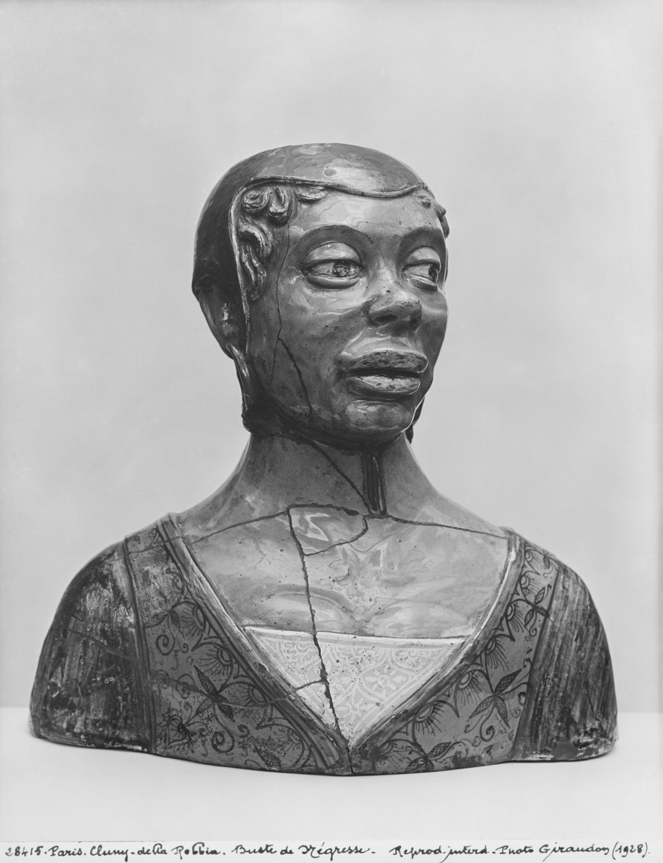 Busta černošky (glazovaná terakota) od Luca Della Robbia