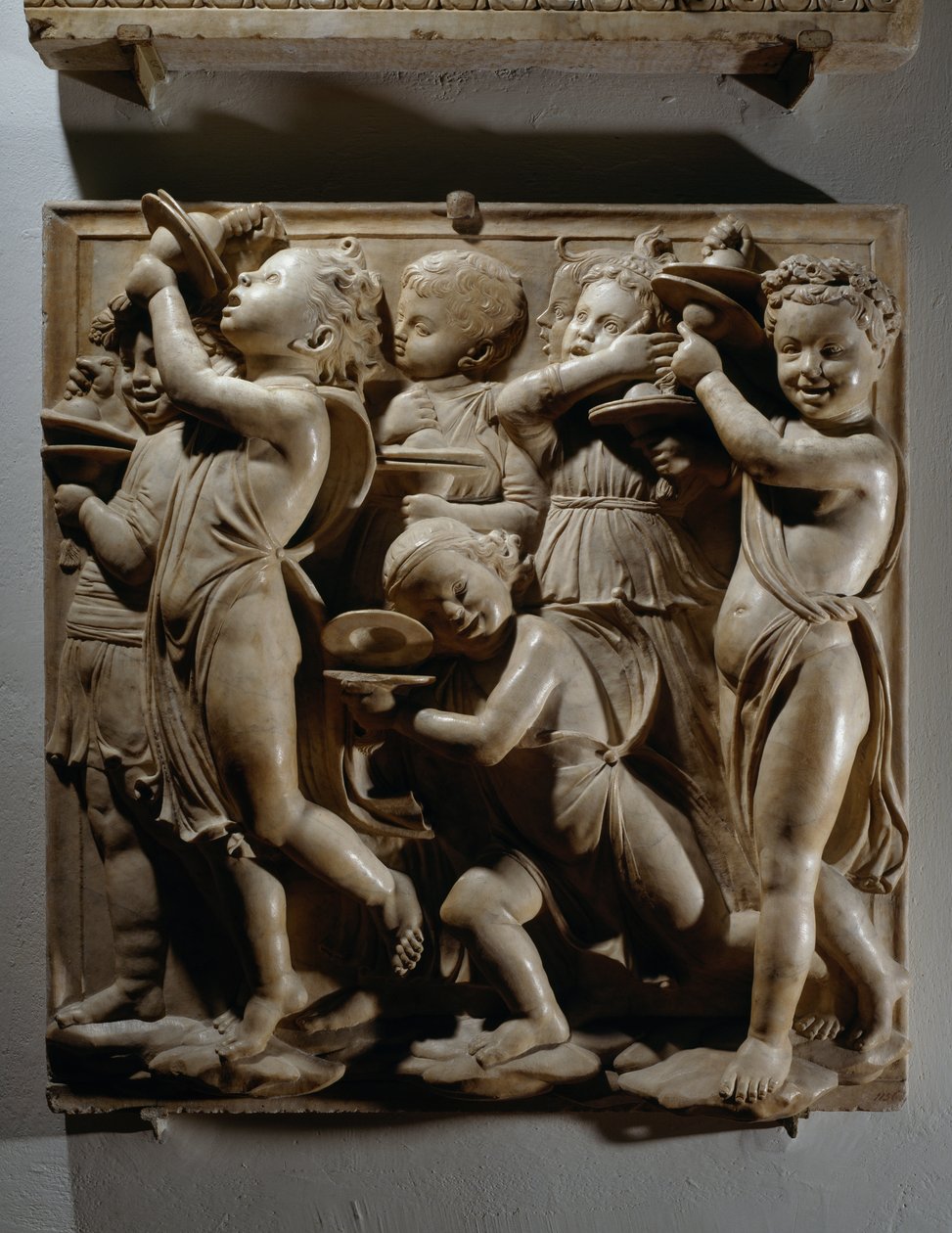 Chvalte ho na jásavých činelech (Salmo 150, Chvalte Pána), panel s hráči na činely od Luca Della Robbia