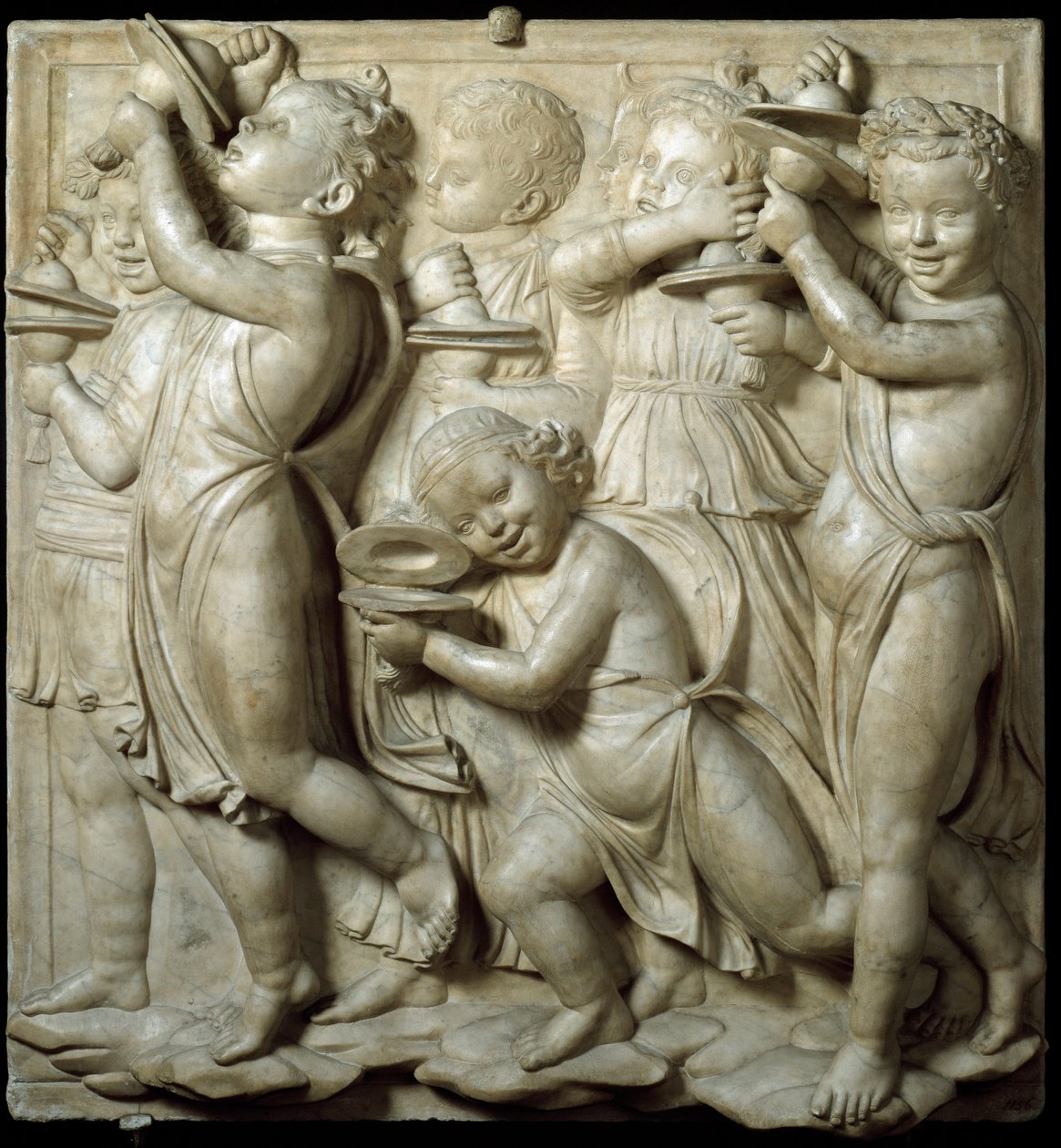 Panel Cantoria nebo tribuna zpěváků: dítě hrající na činely. vysoký mramorový reliéf od Luca della Robbia (asi 1400-1482) 1431-1438 Rozm. 348 cm Museo dell