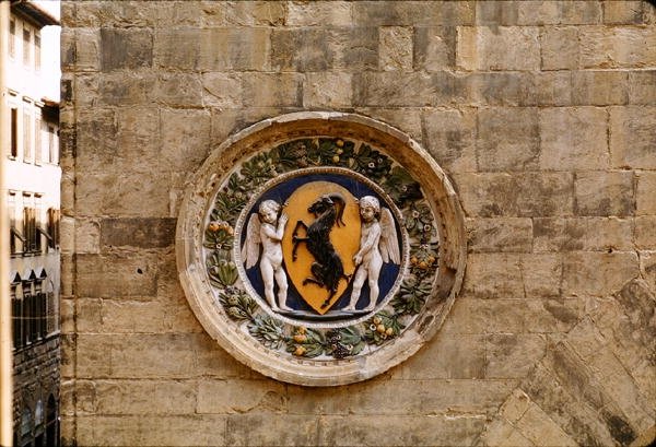 Erb cechu Mercanzia od Luca Della Robbia
