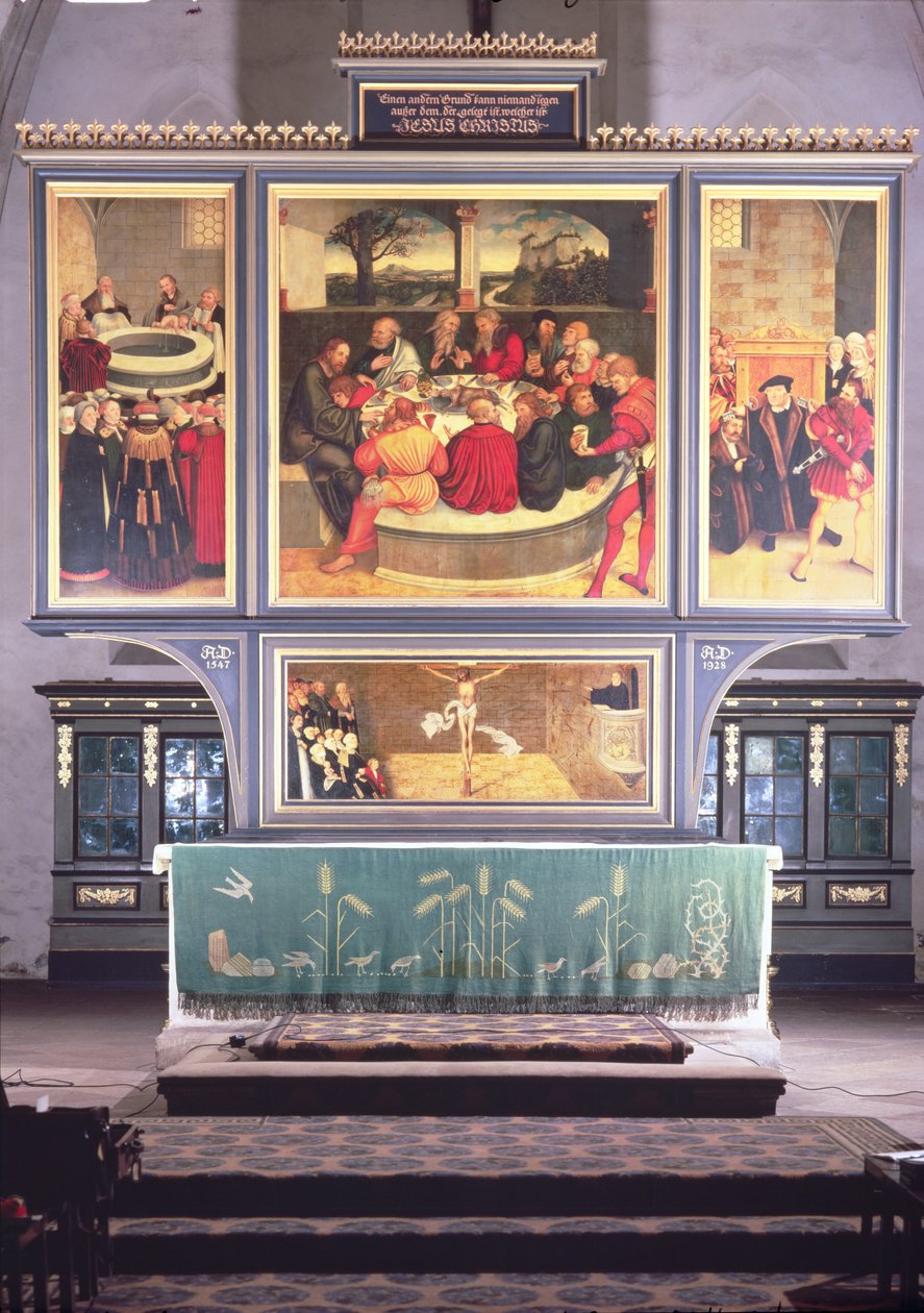 Oltář s triptychem zobrazující: levý panel, Philipp Melanchthon (1497-1560) při křtu za pomoci Martina Luthera (1483-1546); střední panel, Poslední večeře s Lutherem mezi apoštoly; od Lucas Cranach the Elder