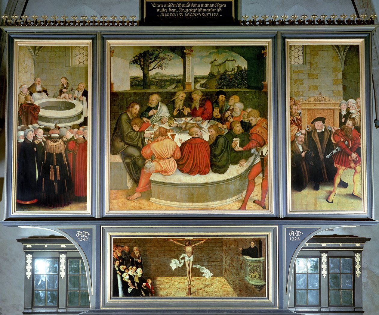 Triptych, levý panel, Philipp Melanchthon provádí křest za pomoci Martina Luthera; střední panel, Poslední večeře s Lutherem mezi apoštoly; pravý panel, Luther dělá své přiznání; Luther od Lucas Cranach the Elder