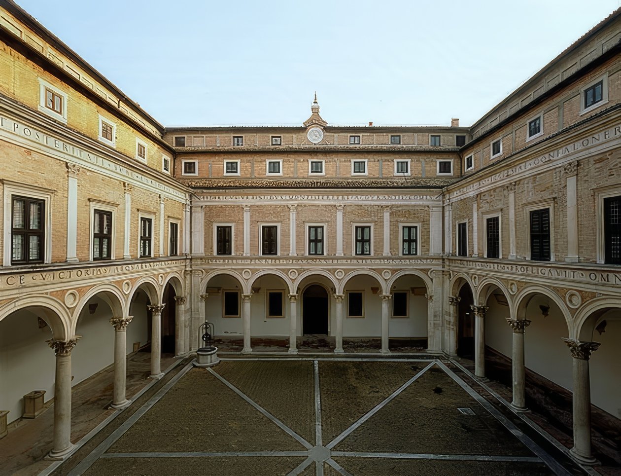 Vnitřní nádvoří Palazzo Ducale v Urbino. 1472. Fotografie z roku 1999 od Luciano Laurana