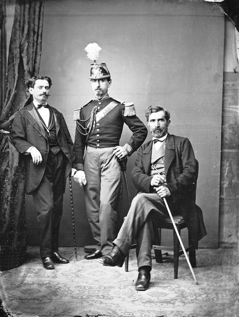Portrét římských šlechticů pózujících na studiové fotografii od Ludovico Tuminello