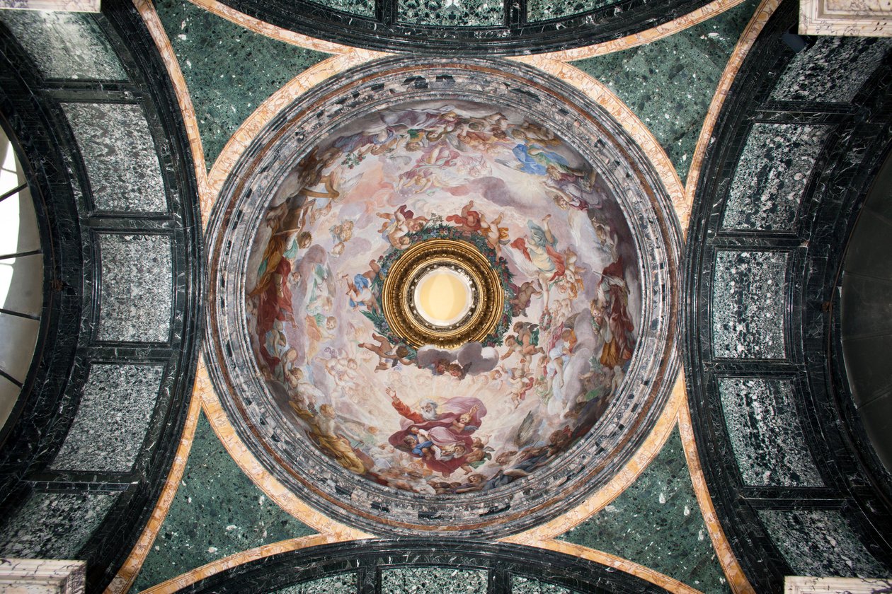 Pohled na kopuli kaple Cybo, zdobená freskami od Luigiho Garziho (1638-1721) (Pohled na kopuli kaple Cybo od Luigiho Garziho) Řím Basilica di Santa Maria del Popolo (kostel Santa Maria del Popolo), Cybo Kaple od Luigi Garzi