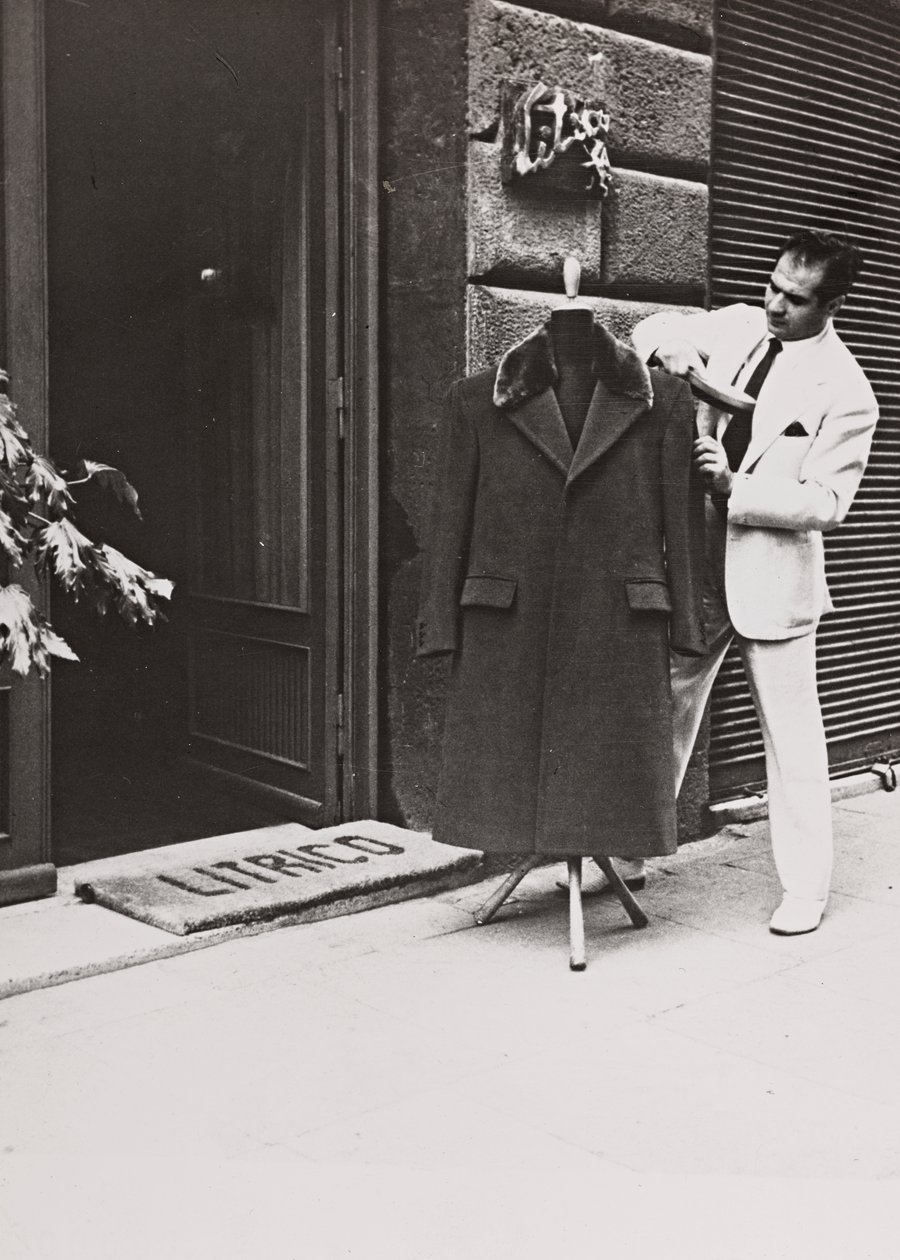 Angelo Litrico, stylista Nikity Chruščova a Johna F. Kennedyho, Juana Peróna, Tita a Dwighta D. Eisenhowera, před svým obchodem v Římě. od Luigi Leoni