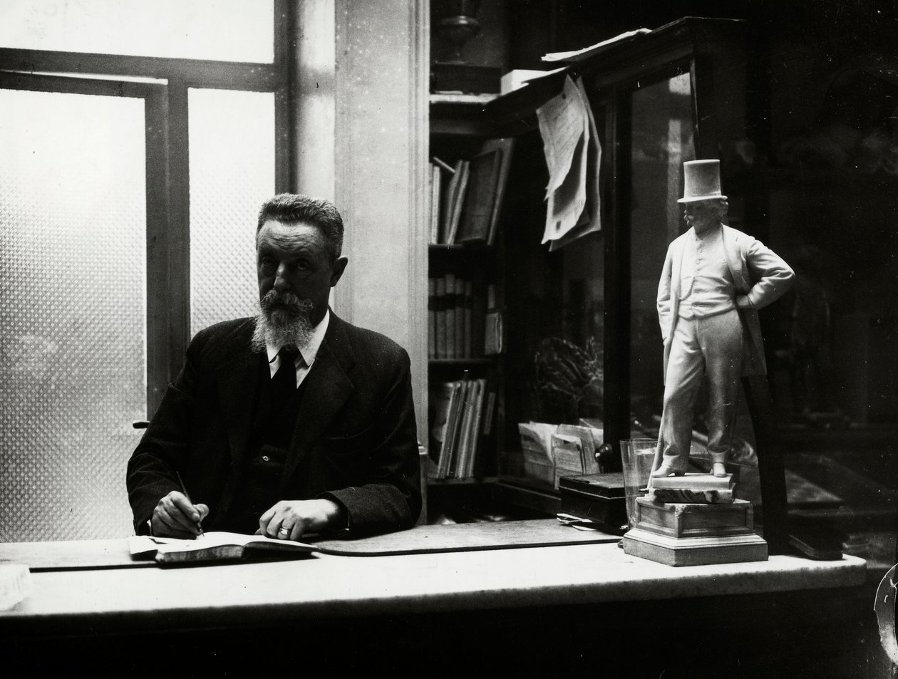Pan Gubinelli, poslední ředitel kavárny Antico Caffè Greco na Via Condotti. od Luigi Leoni