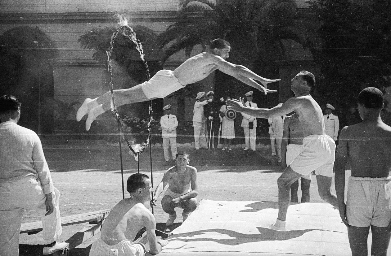 Sportovní událost CONI: Achille Starace (prezident CONI v letech 1933-1939) pomáhá mladým sportovcům při gymnastické exhibici fašistů. od Luigi Leoni