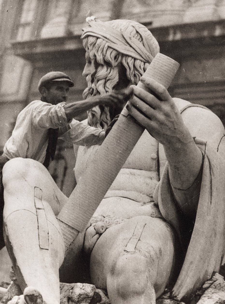 Dělník na soše Gangy ve fontáně Čtyř řek na Piazza Navona v Římě od Luigi Leoni