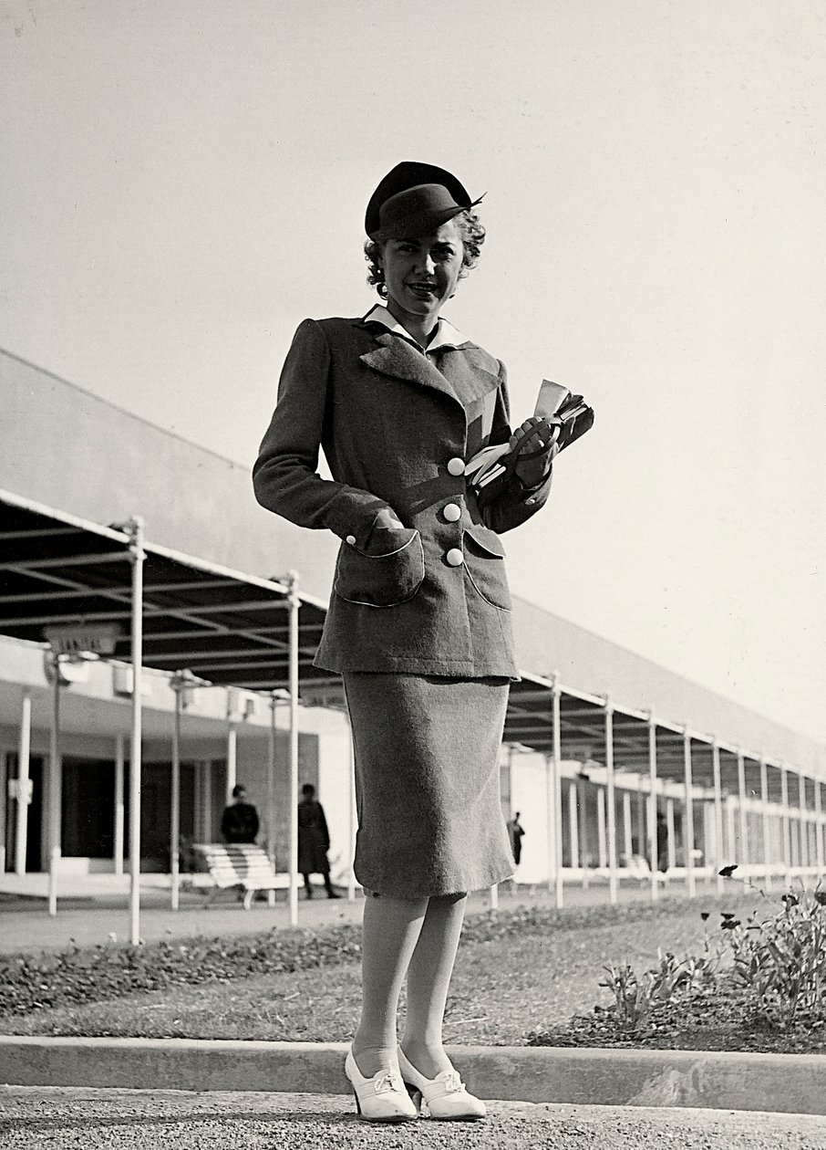 Model v obleku vytvořeném couture house "Graldi". Pevný klobouk doplňuje soubor. (černobílá fotografie) od Luis Bogino