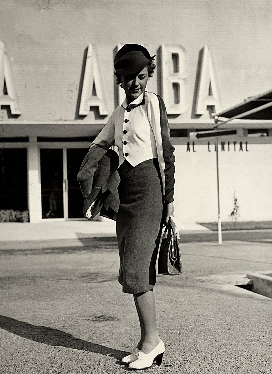 Model oblečení soubor vytvořený couture house "Graldi". Outfit se skládá z obleku s dvoubarevnou halenkou. Pevný klobouk doplňuje soubor. (černobílá fotografie) od Luis Bogino