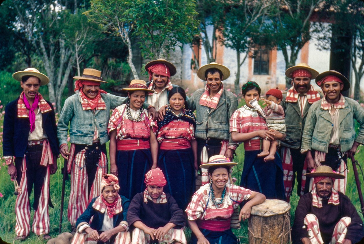 Guatemalští vesničané v tradičních oděvech pózují pro skupinový portrét v Todos Santos C... od Luis Marden