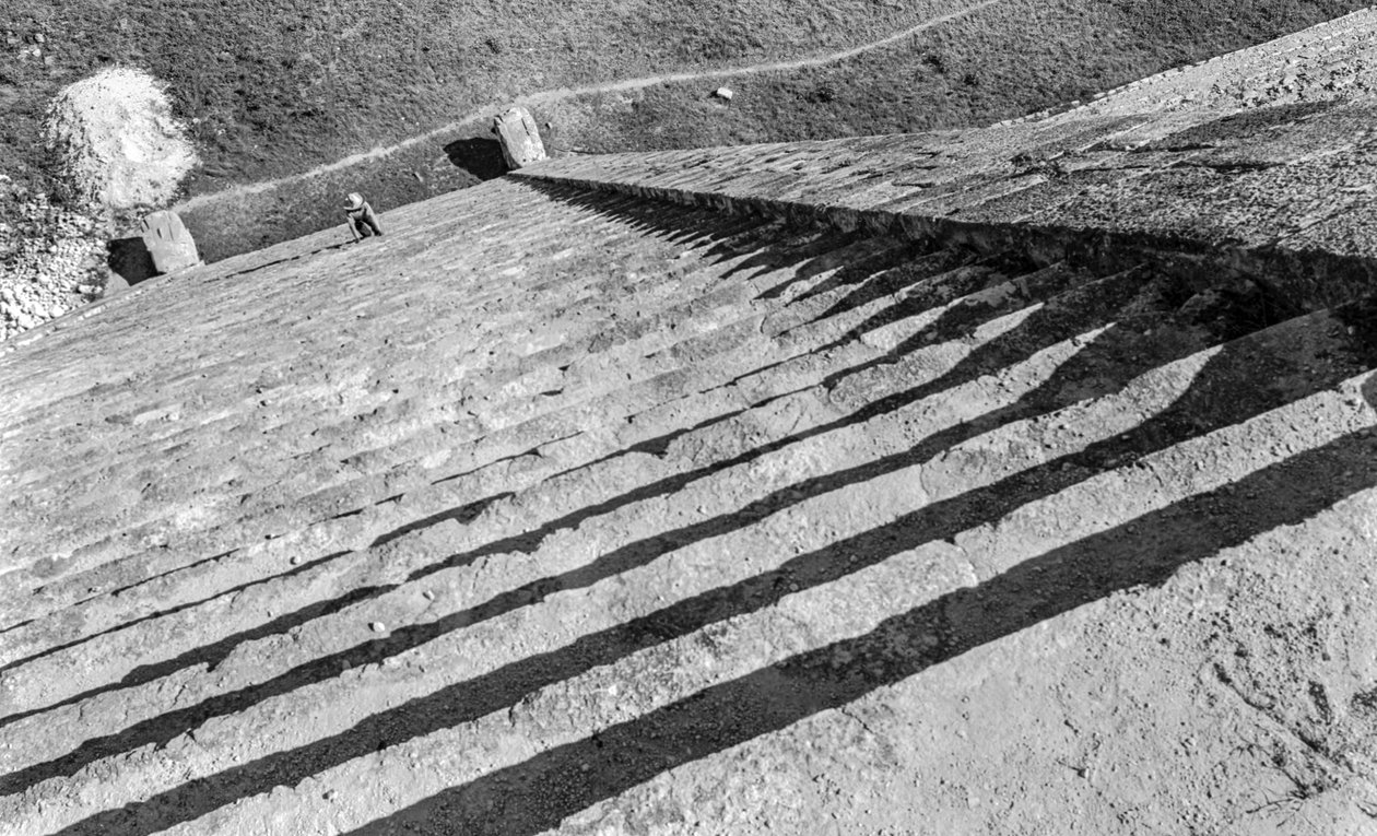 Schody stoupající k mayské monumentální zřícenině, pyramidě Chichén Itzá. 1936 od Luis Marden